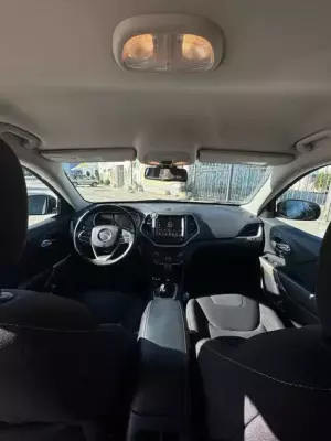 Jeep Cherokee ქირავდება საქართველოში