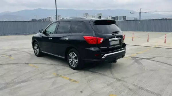 Nissan Pathfinder ქირავდება გუდაურში