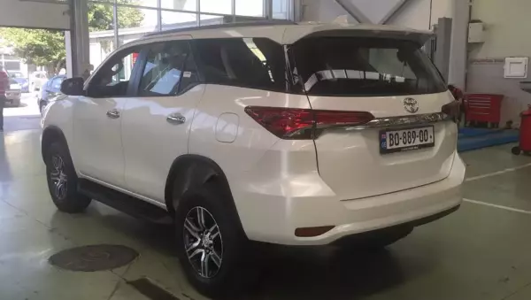 Toyota Fortuner для аренды в Зестафони
