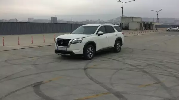 Nissan Pathfinder ქირავდება გუდაურში