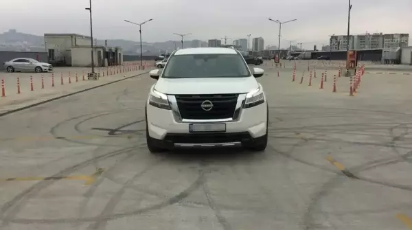 Nissan Pathfinder ქირავდება გუდაურში