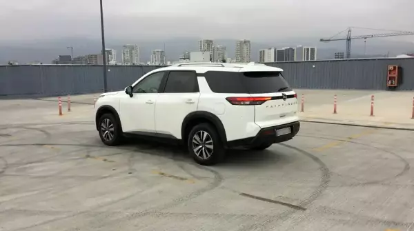Nissan Pathfinder ქირავდება გუდაურში