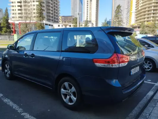 Toyota Sienna ქირავდება ჩაქვში