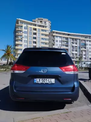 Toyota Sienna ქირავდება ჩაქვში