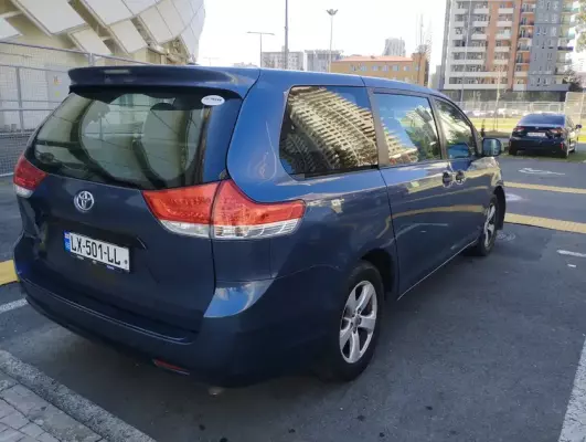Toyota Sienna ქირავდება ჩაქვში
