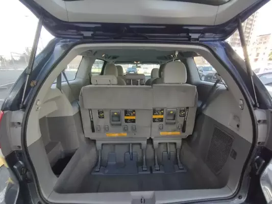Toyota Sienna ქირავდება ჩაქვში