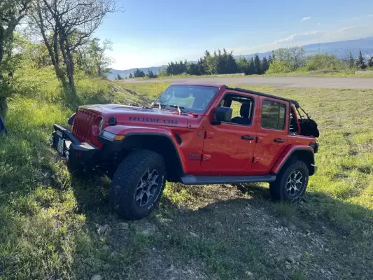 Jeep Wrangler ქირავდება შეკვეთილში