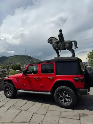 Jeep Wrangler ქირავდება შეკვეთილში