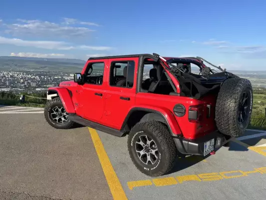 Jeep Wrangler ქირავდება შეკვეთილში