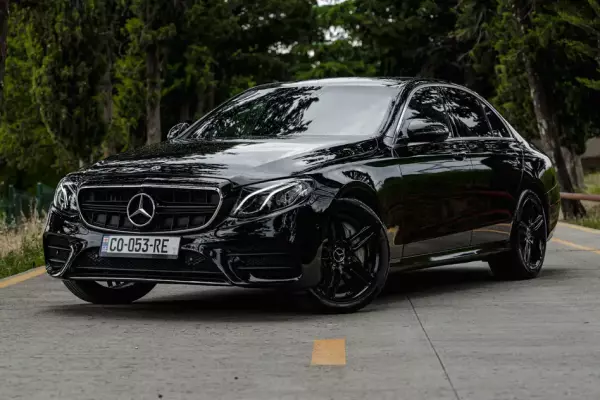 Mercedes E300 ქირავდება ბორჯომი -ში