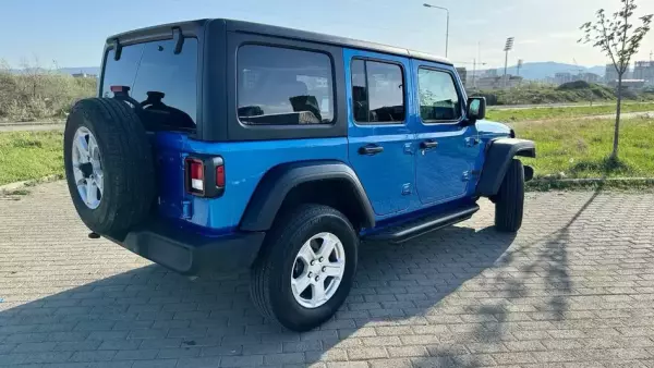 Jeep Wrangler Rubicon ქირავდება საქართველოში