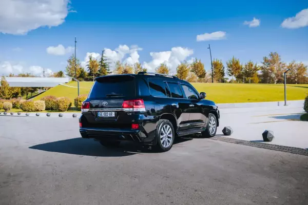Toyota Land Cruiser 200 ქირავდება საქართველოში