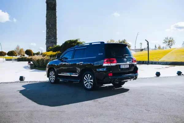Toyota Land Cruiser 200 ქირავდება საქართველოში