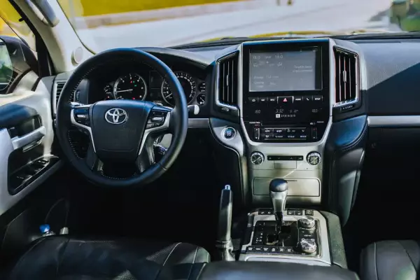 Toyota Land Cruiser 200 ქირავდება საქართველოში