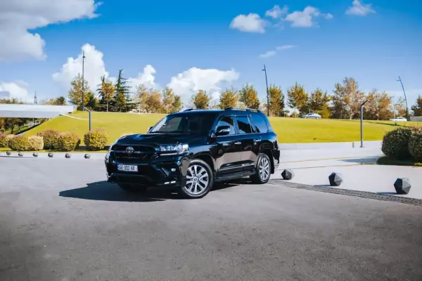 Toyota Land Cruiser 200 ქირავდება საქართველოში