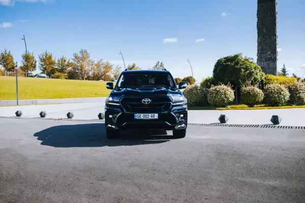 Toyota Land Cruiser 200 ქირავდება საქართველოში