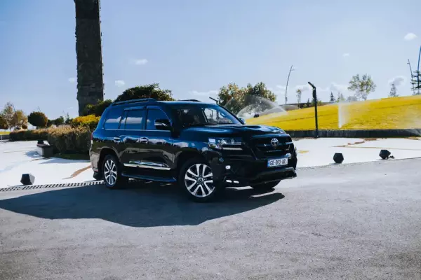 Toyota Land Cruiser 200 ქირავდება საქართველოში