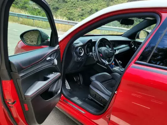 Alfa Romeo Stelvio ქირავდება საქართველოში