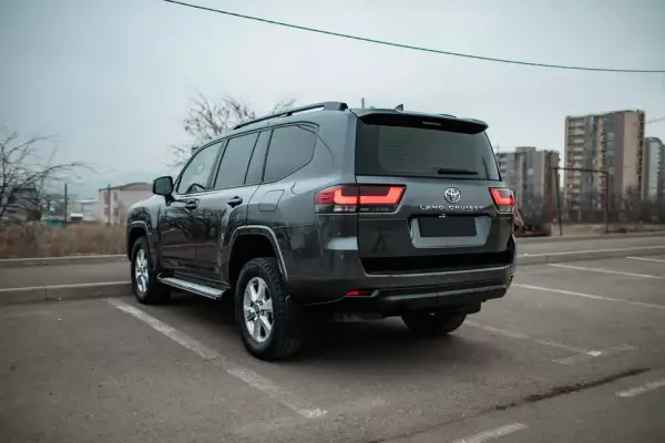 Toyota Land Cruiser 300 ქირავდება საქართველოში
