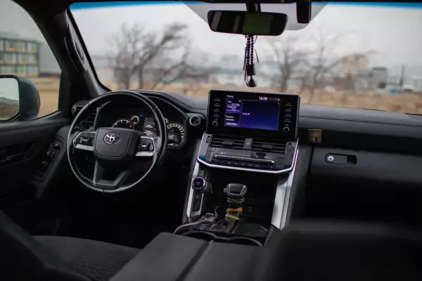 Toyota Land Cruiser 300 ქირავდება საქართველოში