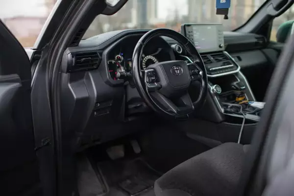 Toyota Land Cruiser 300 ქირავდება საქართველოში