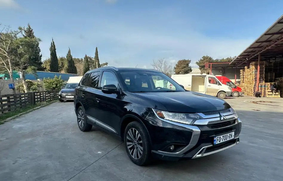 Mitsubishi Outlander ქირავდება ჩაქვში