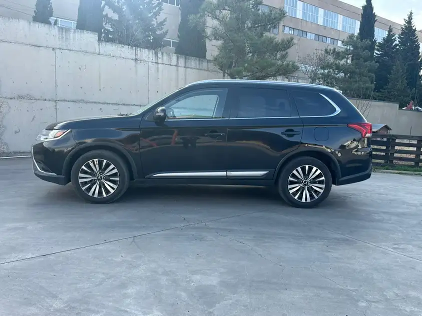 Mitsubishi Outlander ქირავდება ჩაქვში