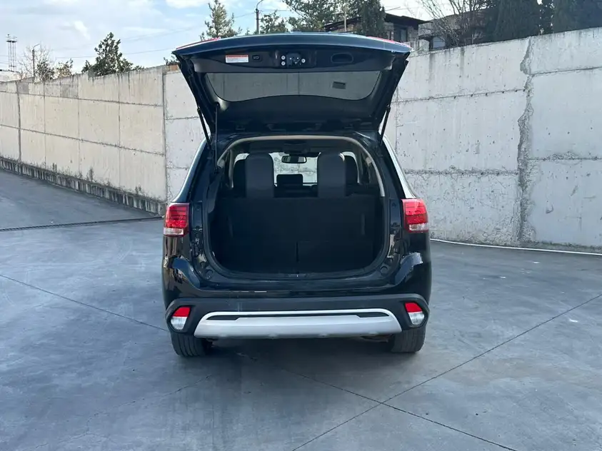 Mitsubishi Outlander ქირავდება ჩაქვში
