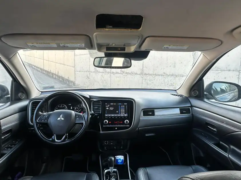 Mitsubishi Outlander ქირავდება ჩაქვში