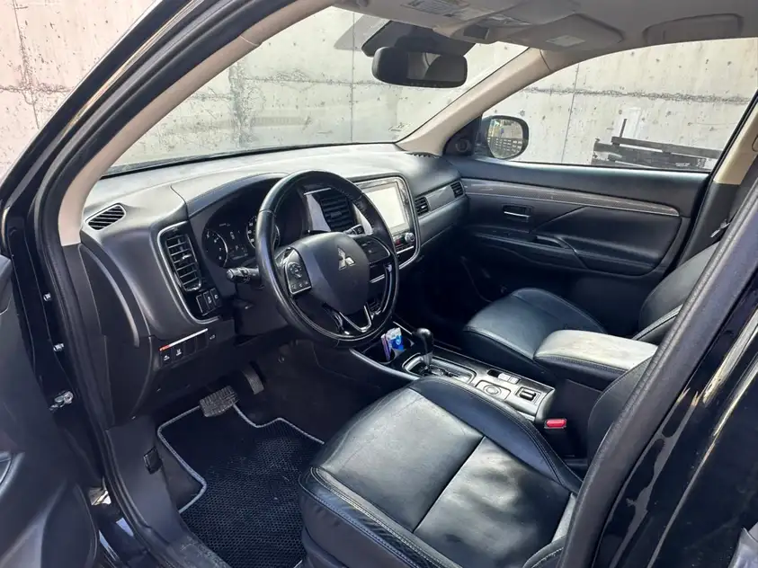 Mitsubishi Outlander ქირავდება ჩაქვში