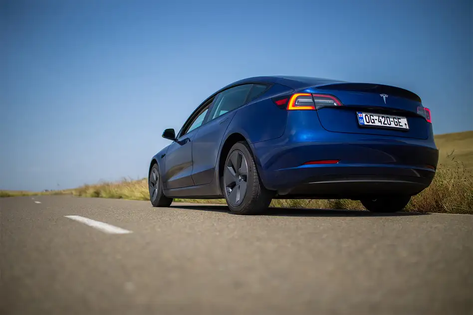 Tesla Model 3 ქირავდება ჩაქვში