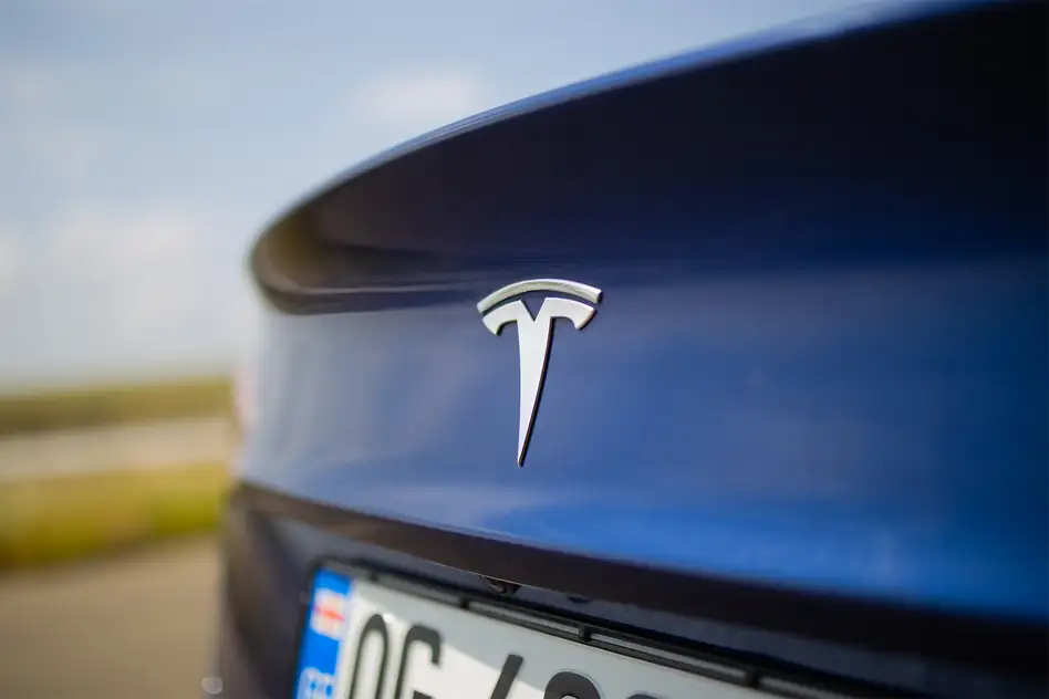 Tesla Model 3 ქირავდება ჩაქვში