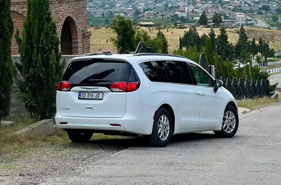 Chrysler Voyager ქირავდება საქართველოში