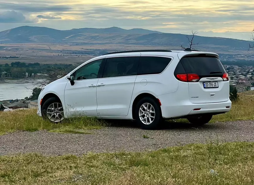 Chrysler Voyager ქირავდება საქართველოში