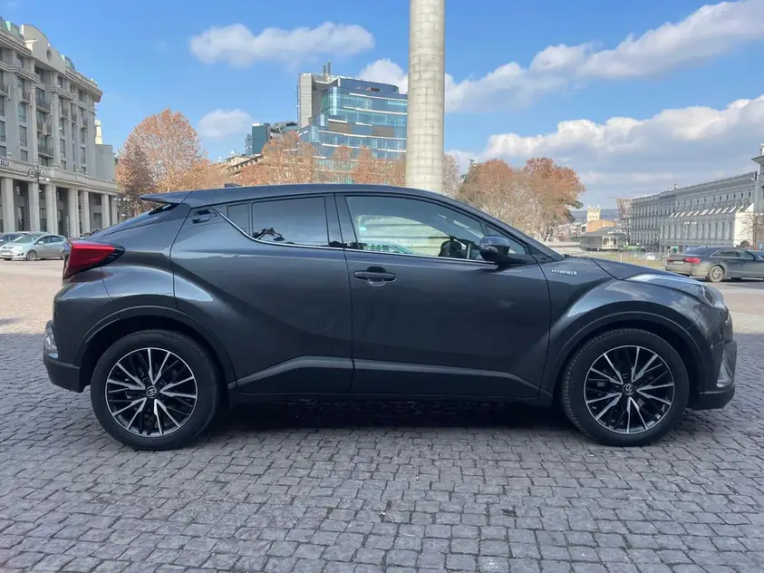 Toyota C-HR для аренды в Батуми