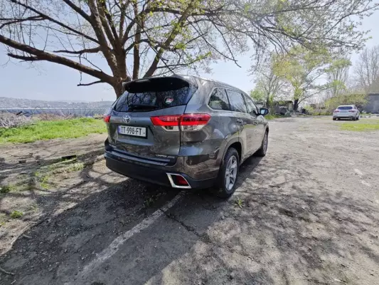 Toyota Highlander ქირავდება საქართველოში