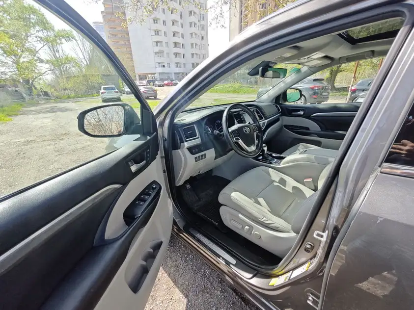 Toyota Highlander ქირავდება საქართველოში