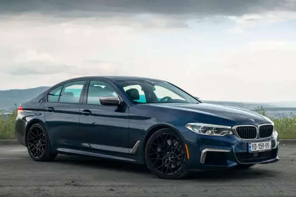 BMW M550i ქირავდება საქართველო -ში