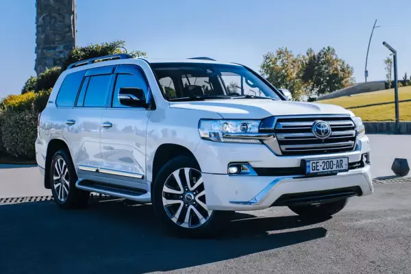 Toyota Land Cruiser 200 ქირავდება საქართველო -ში