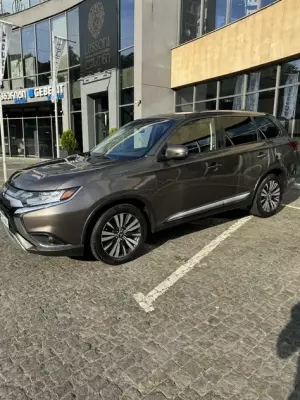 Mitsubishi Outlander ქირავდება საქართველოში