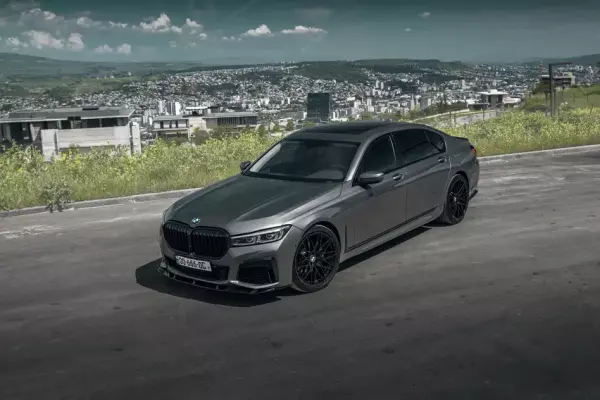 BMW 740i ქირავდება ფოთში
