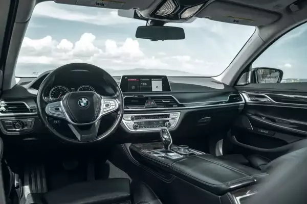 BMW 740i ქირავდება ფოთში
