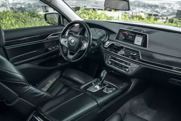 BMW 740i ქირავდება ფოთში