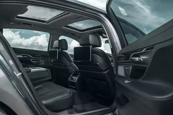 BMW 740i ქირავდება ფოთში