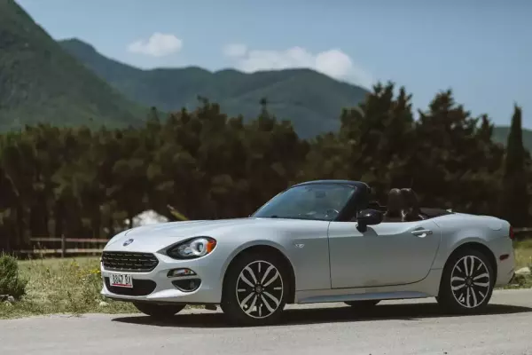 Fiat 124 Spider ქირავდება საქართველოში