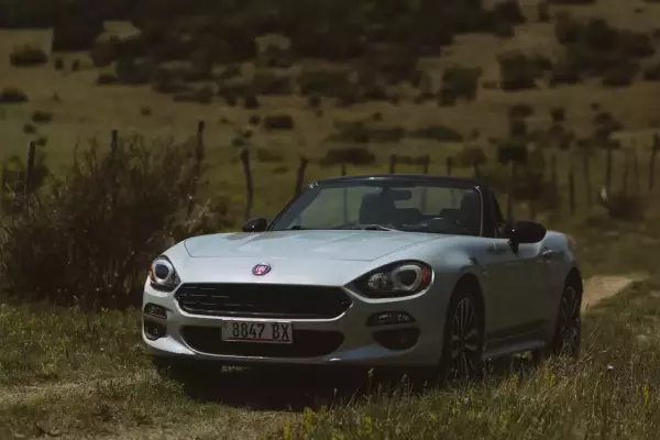 Fiat 124 Spider ქირავდება საქართველოში