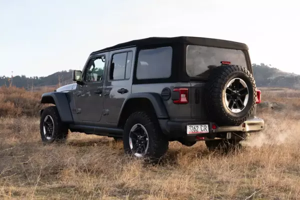 Jeep Wrangler Rubicon для аренды в Боржоми