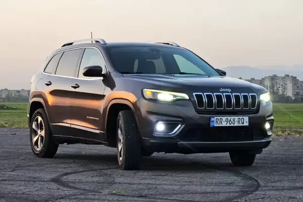 Jeep Cherokee ქირავდება საქართველოში