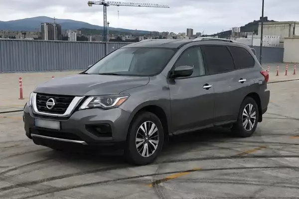 Nissan Pathfinder ქირავდება საქართველოში