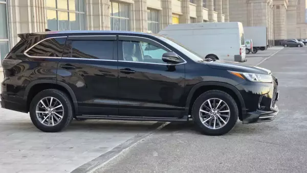 Toyota Highlander for rent in Chakvi